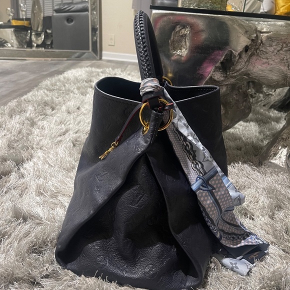 Louis Vuitton - Picture 4 of 4